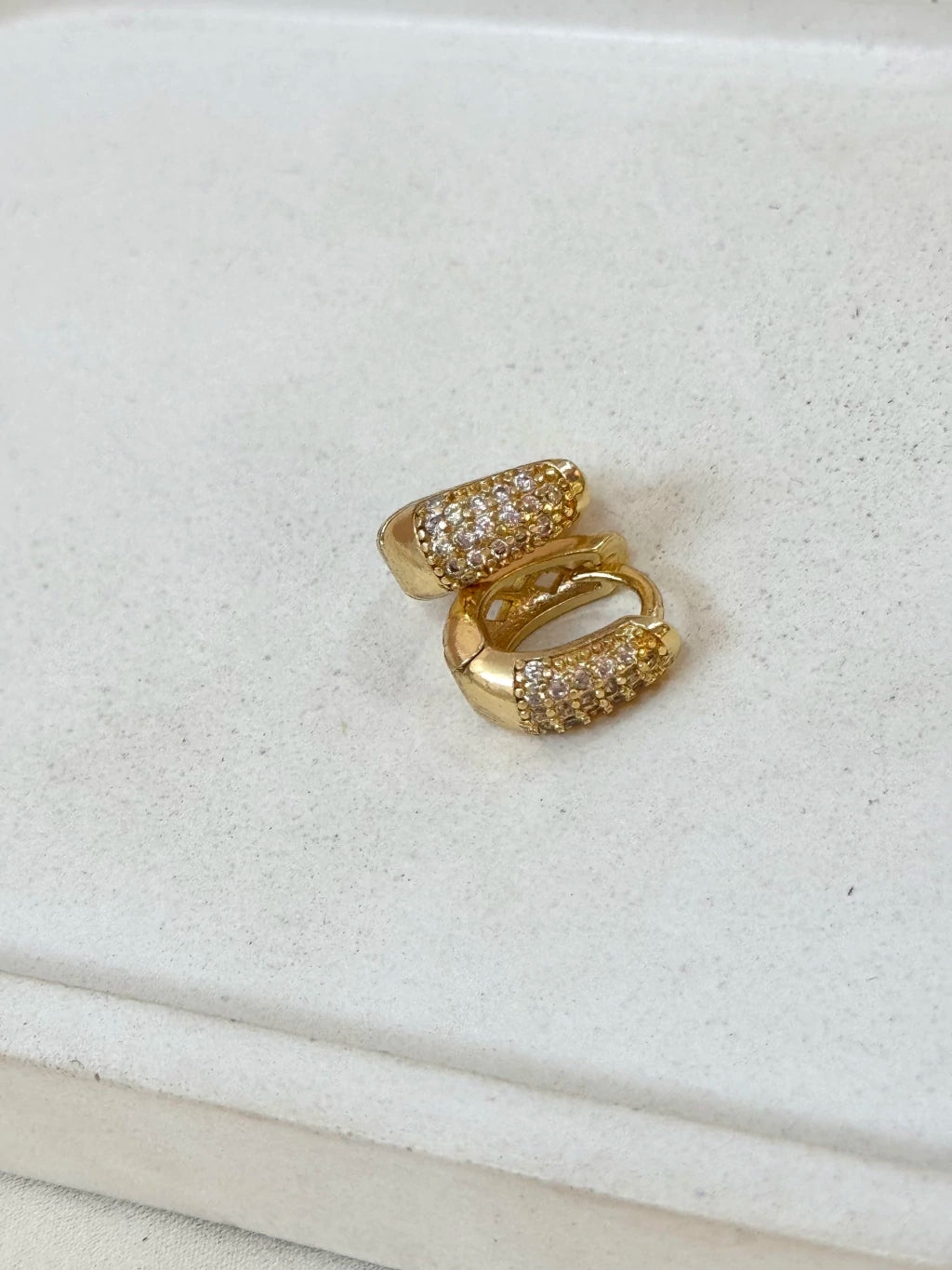Argola cravejada oval P