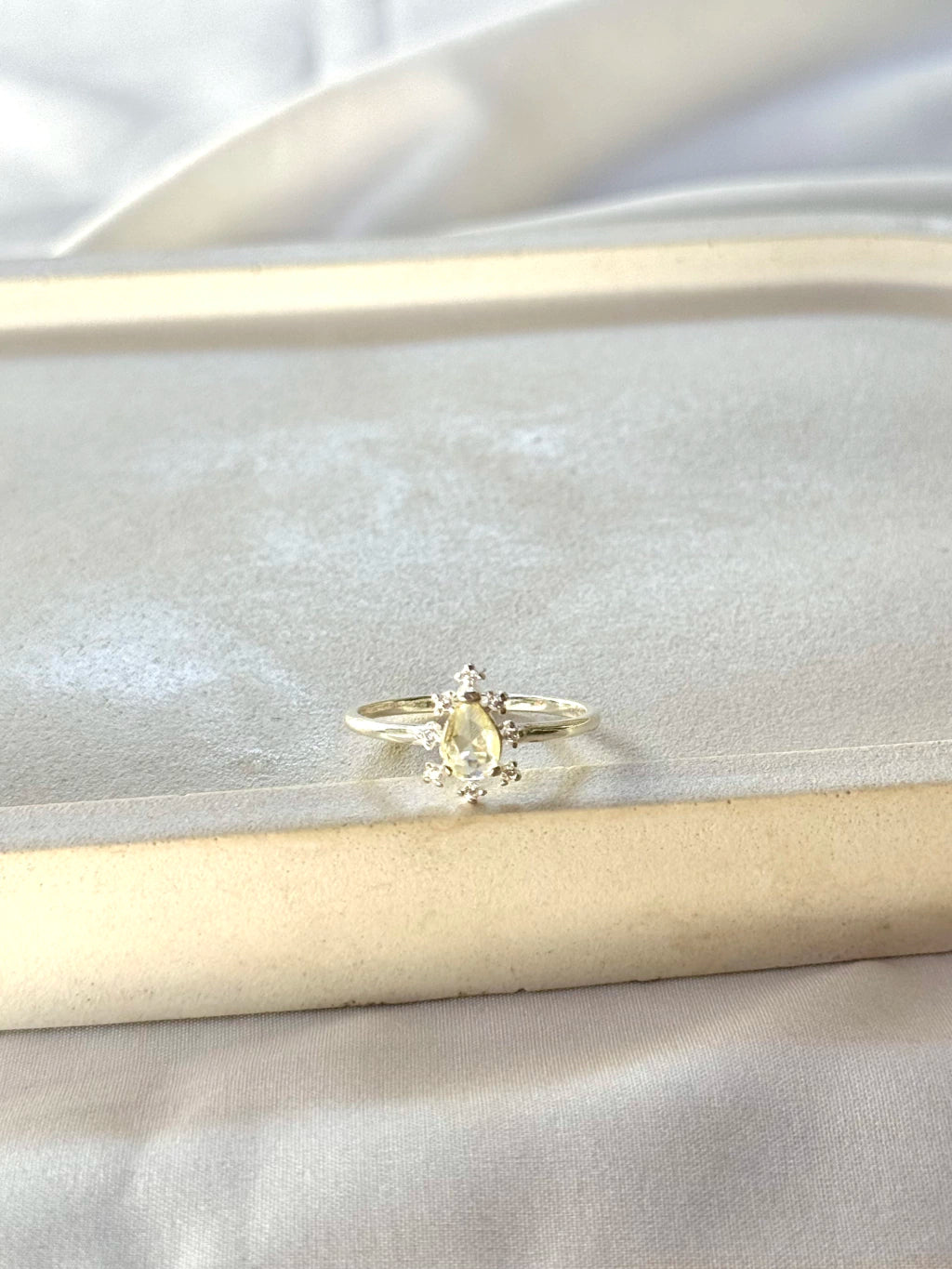 Anel amarelo cravejado