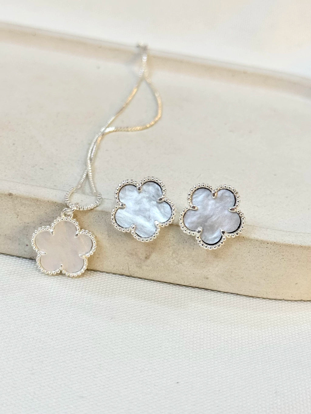 Conjunto flor pétala branca