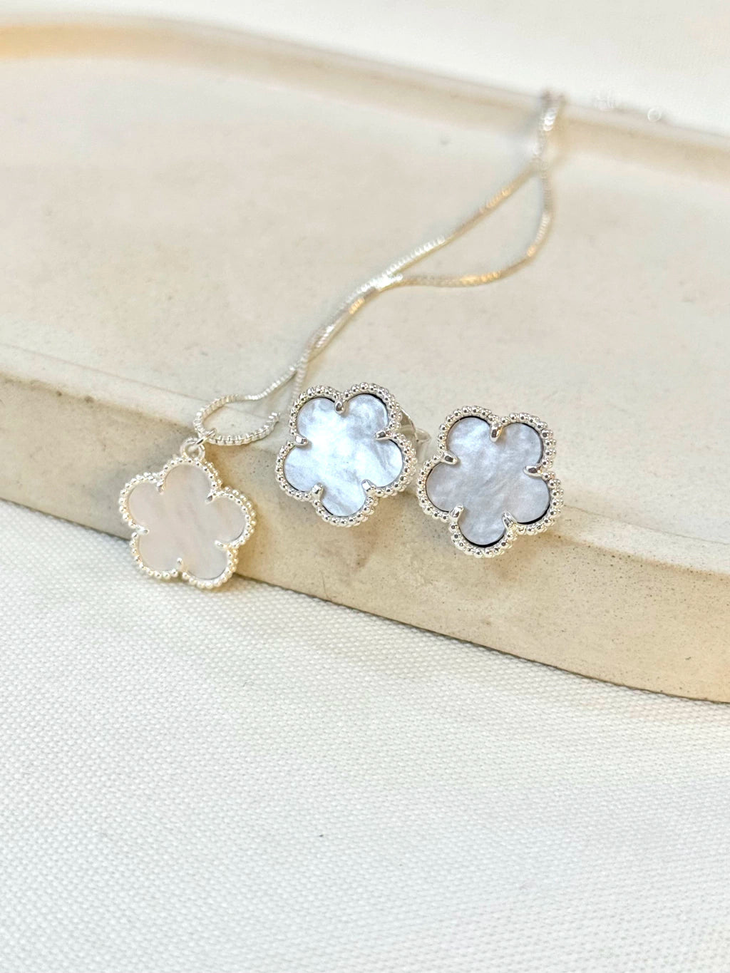 Conjunto flor pétala branca