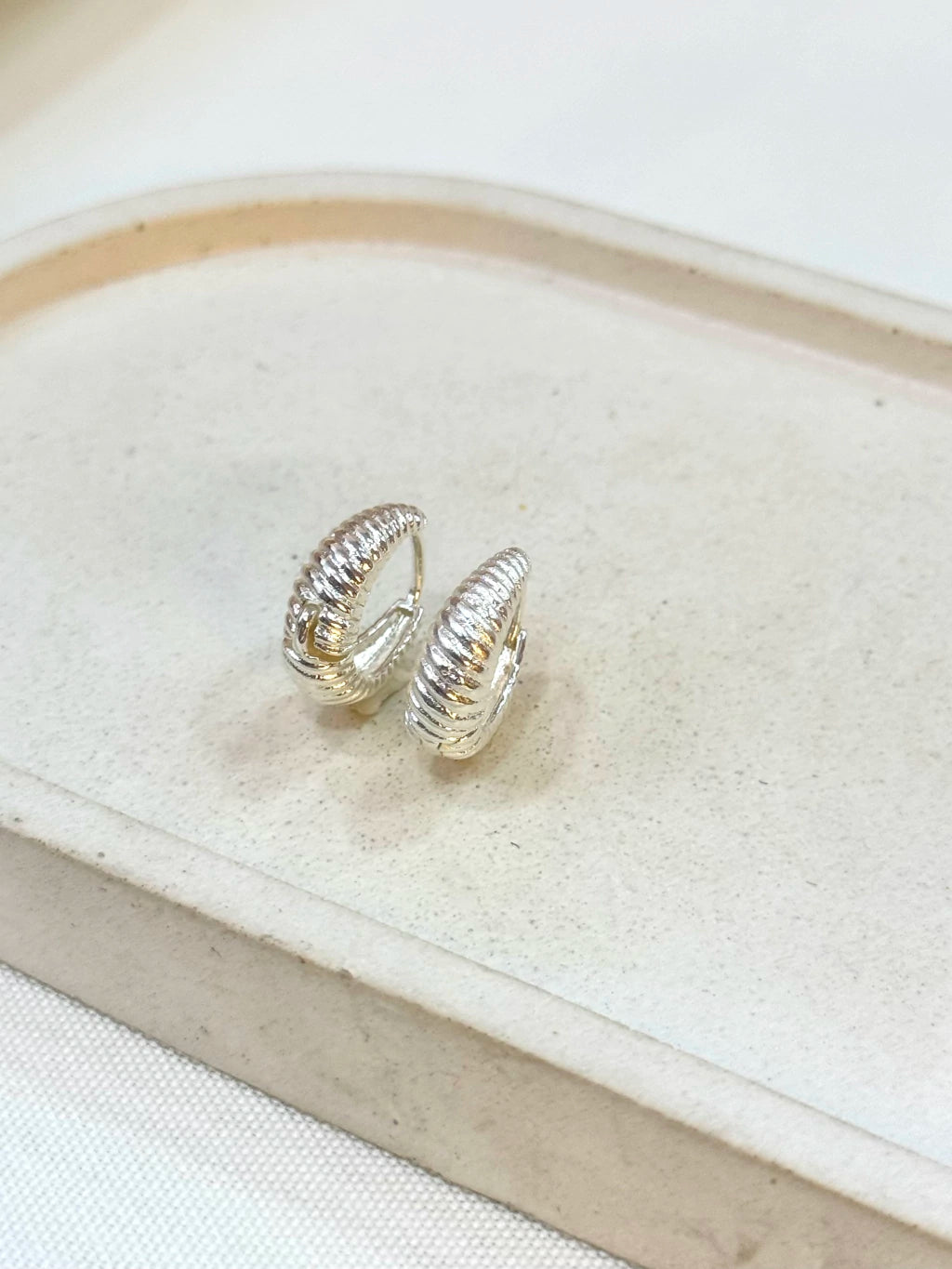 Argola oval detalhada G