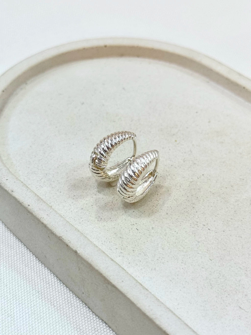 Argola oval detalhada G