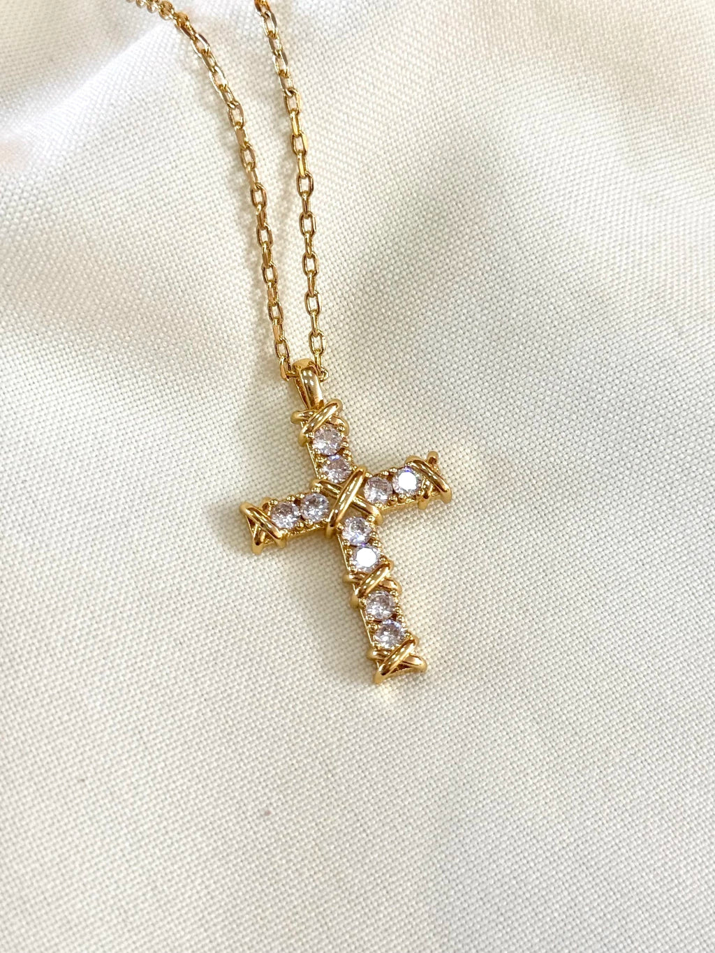 Colar cruz cravejada