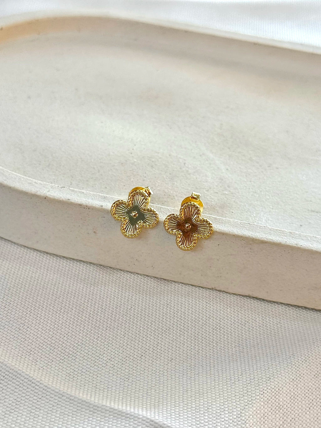 Brinco trevo dourado
