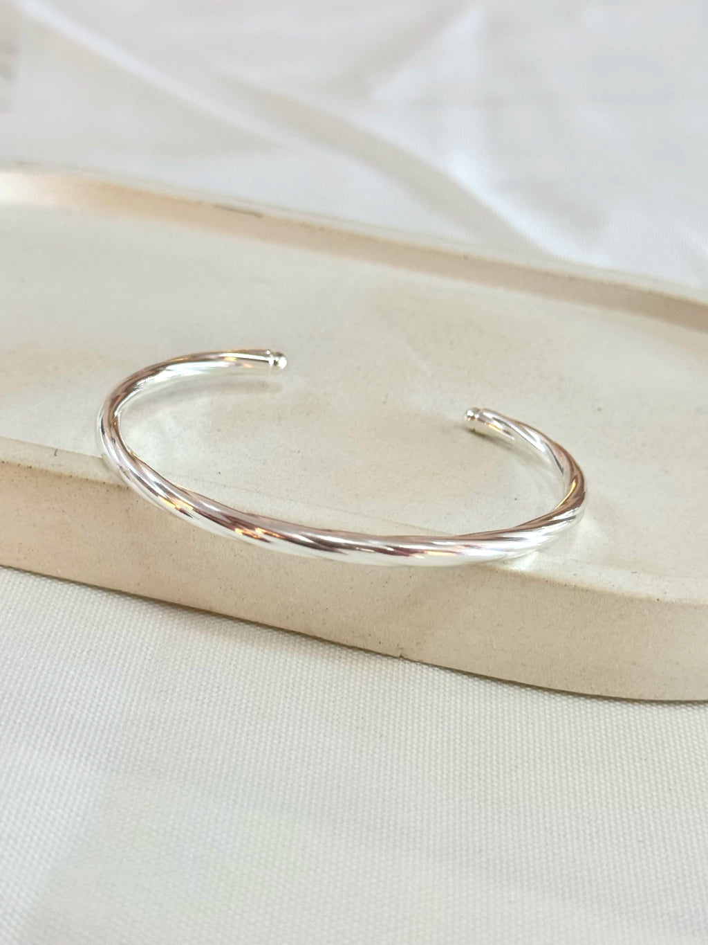 Bracelete tubo aro torcido