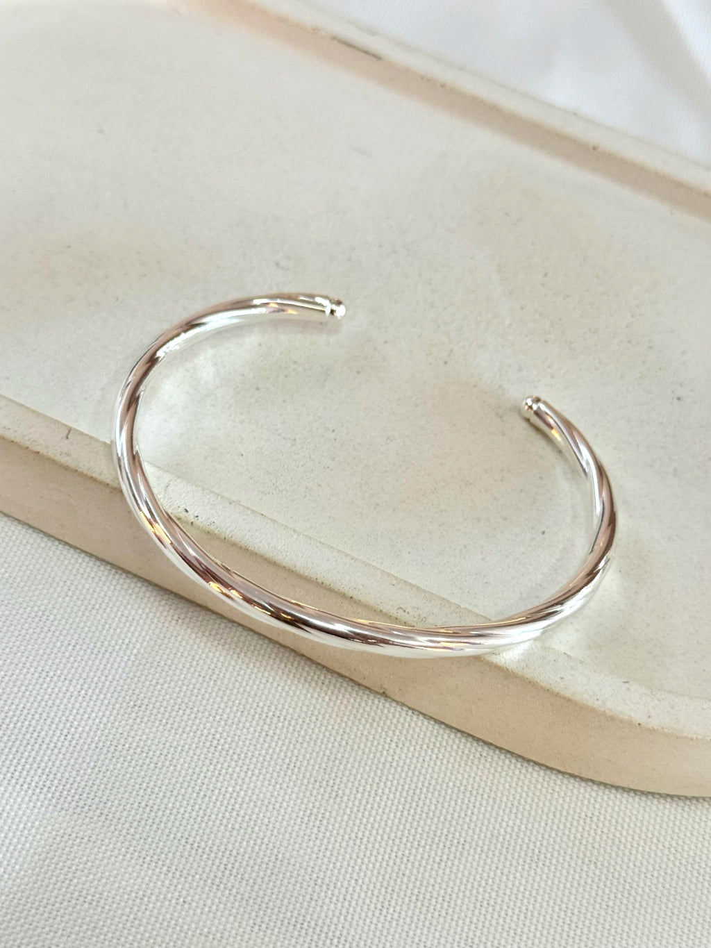 Bracelete tubo aro torcido