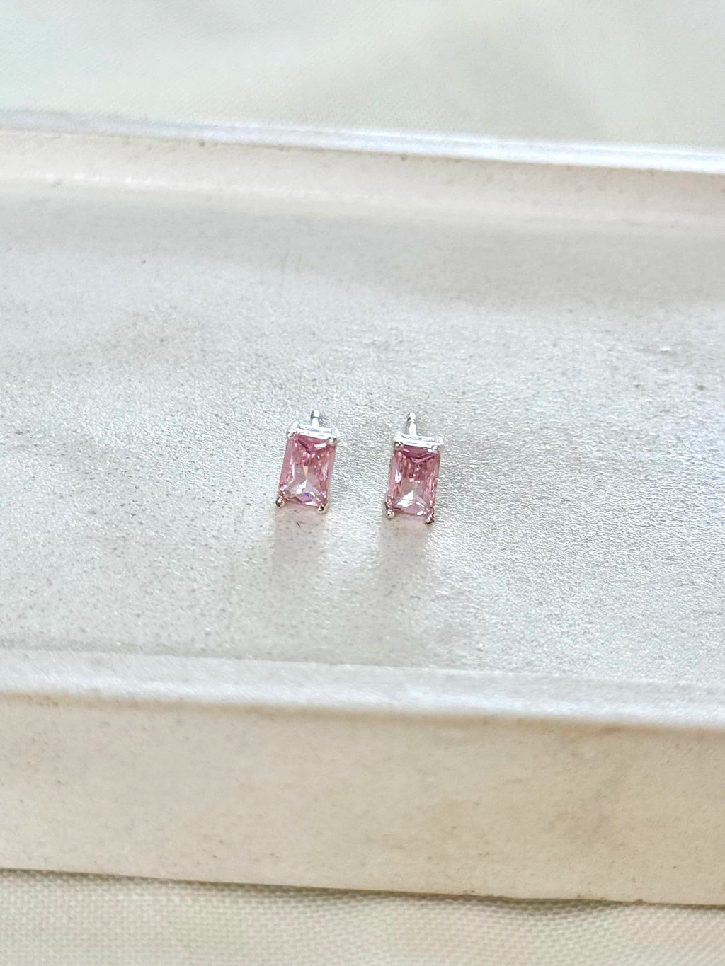 Brinco quadrado cristal rosa M