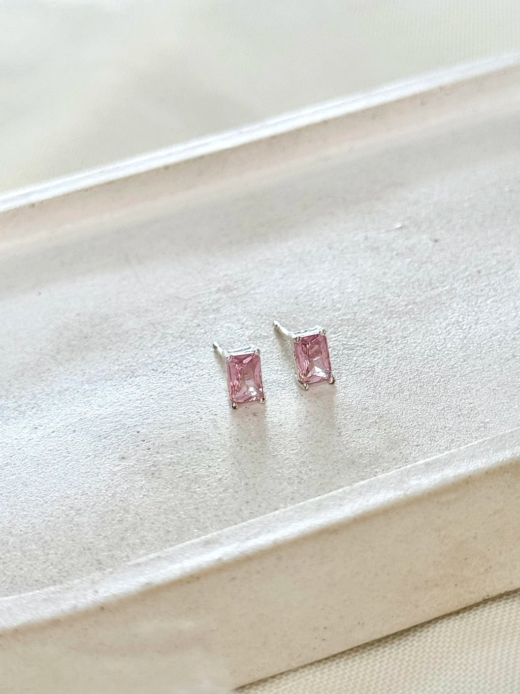 Brinco quadrado cristal rosa M