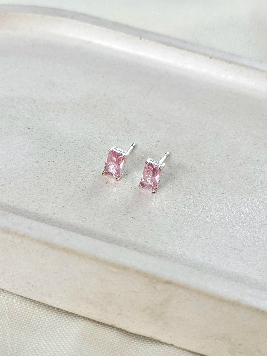 Brinco quadrado cristal rosa M