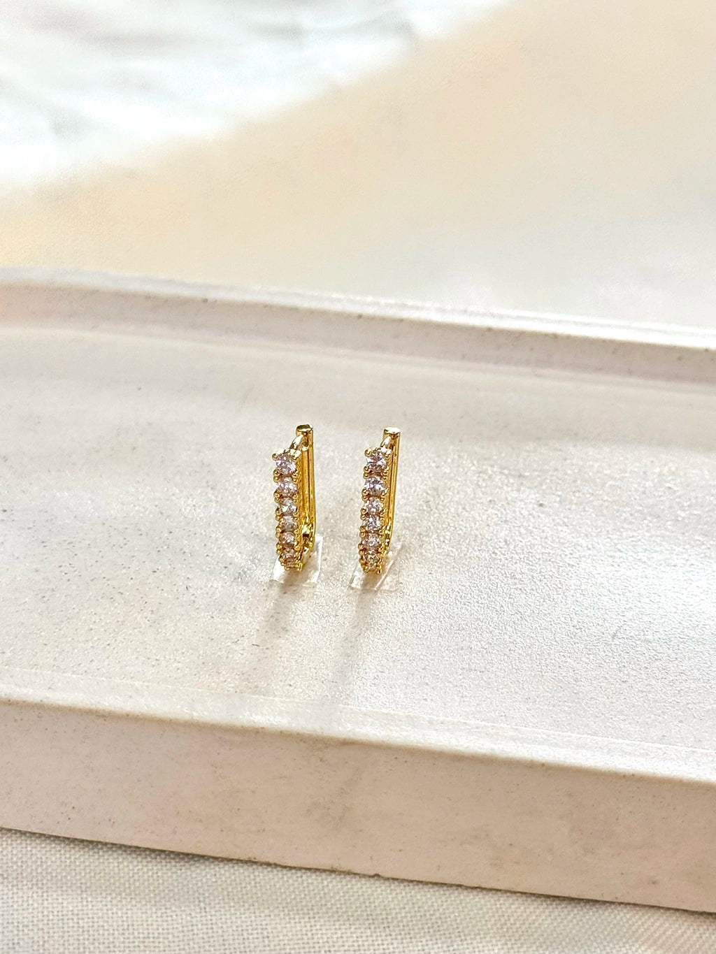 Argola retangular cravejada G