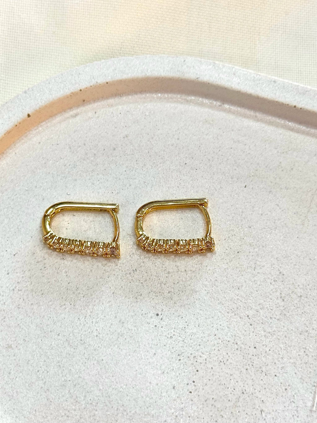 Argola retangular cravejada G