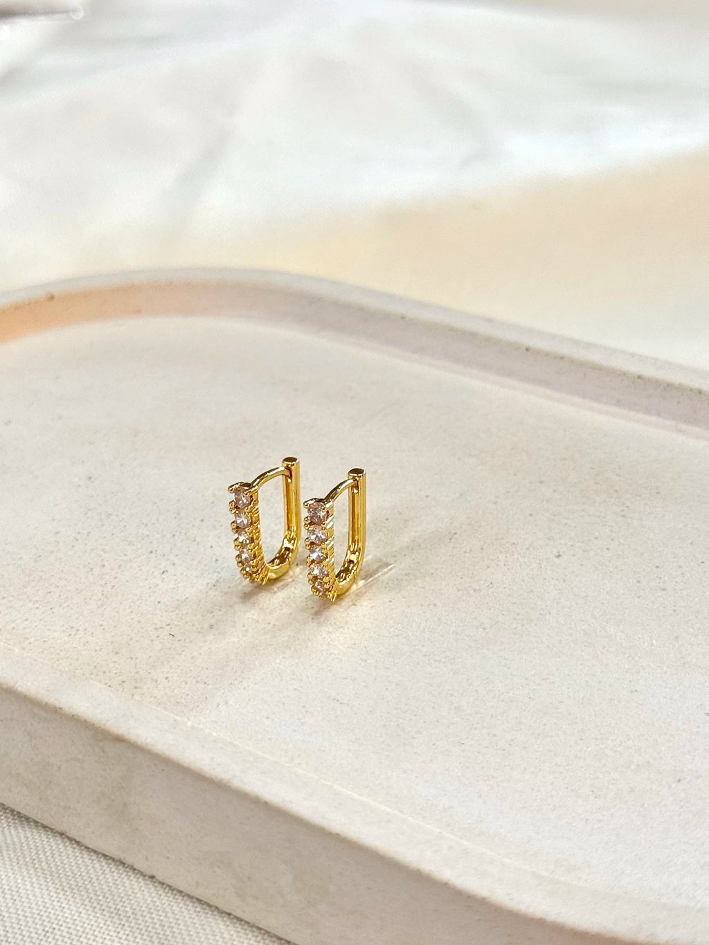 Argola retangular cravejada M