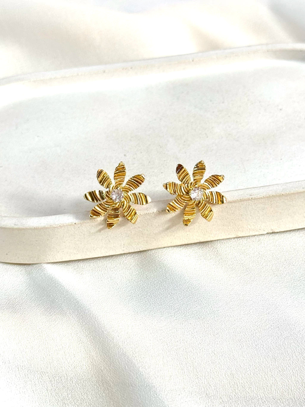 Brinco flor com pétalas detalhadas