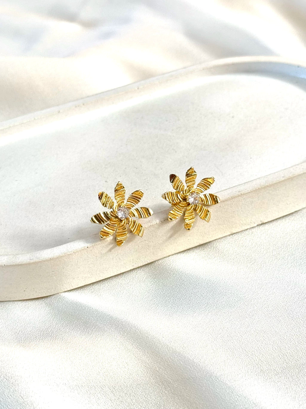 Brinco flor com pétalas detalhadas