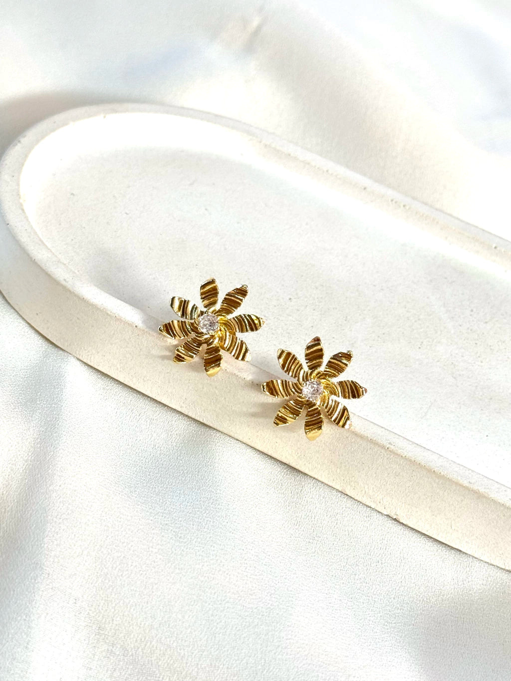 Brinco flor com pétalas detalhadas