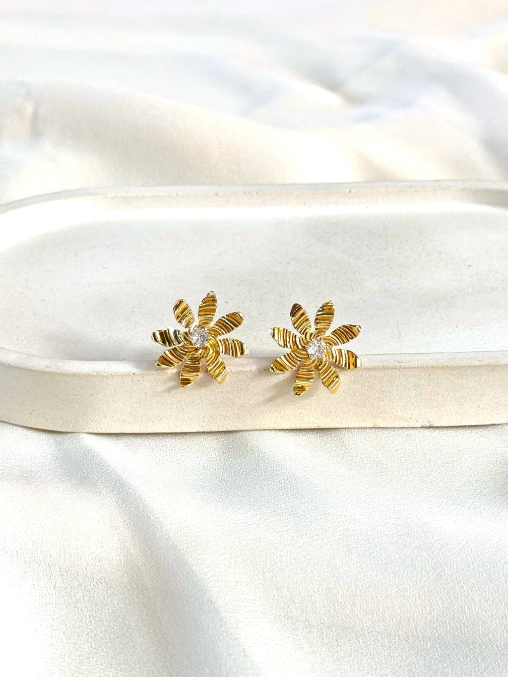 Brinco flor com pétalas detalhadas