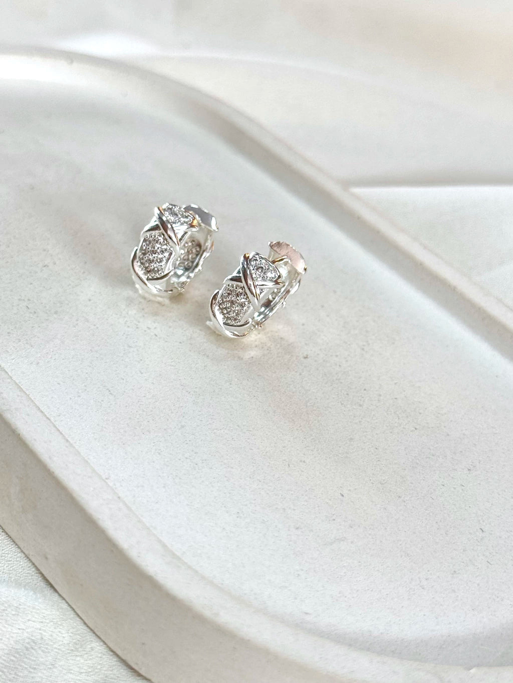 Argola luxo trabalhada cravejada
