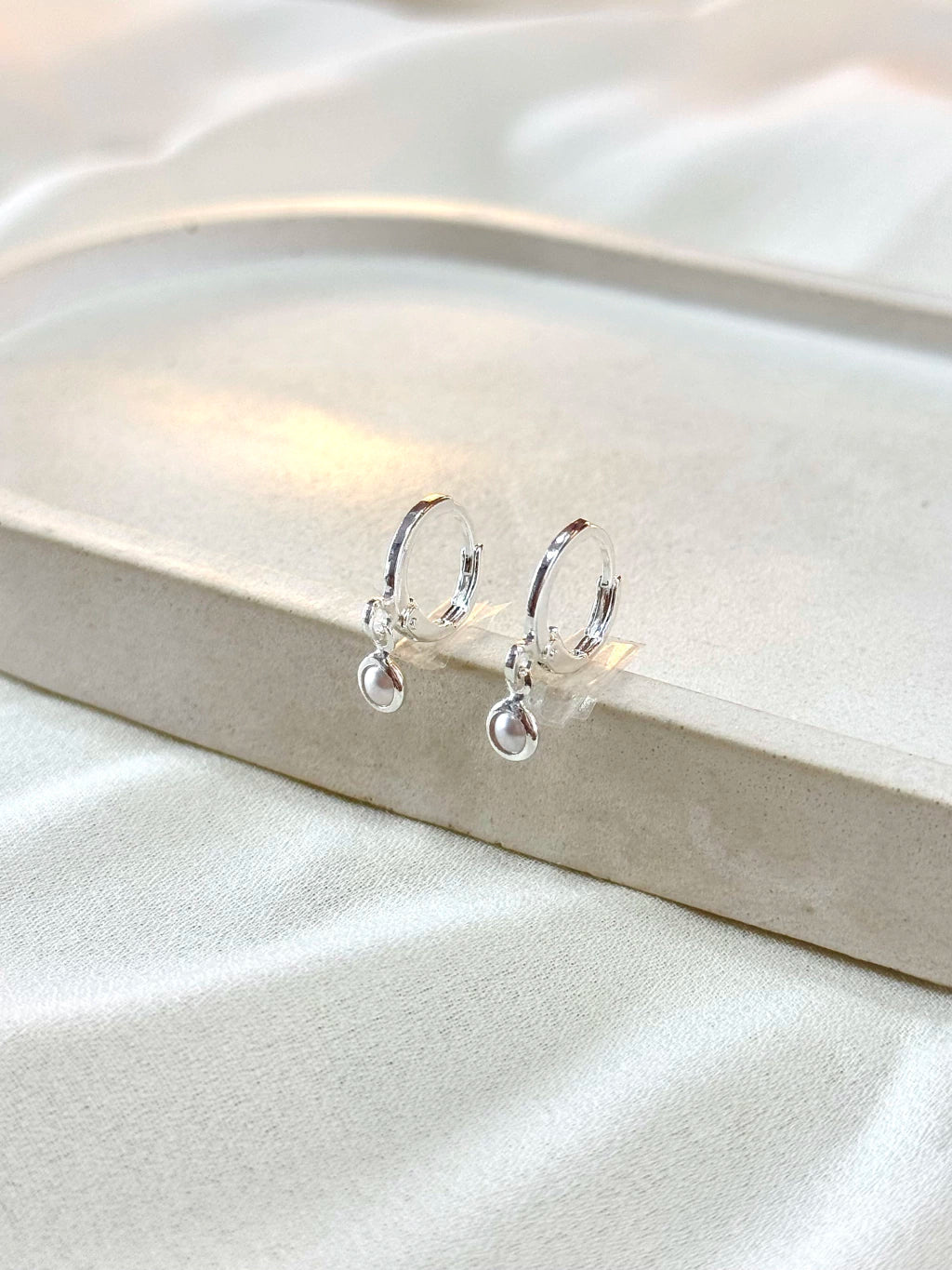 Argola pingente pérola 4mm
