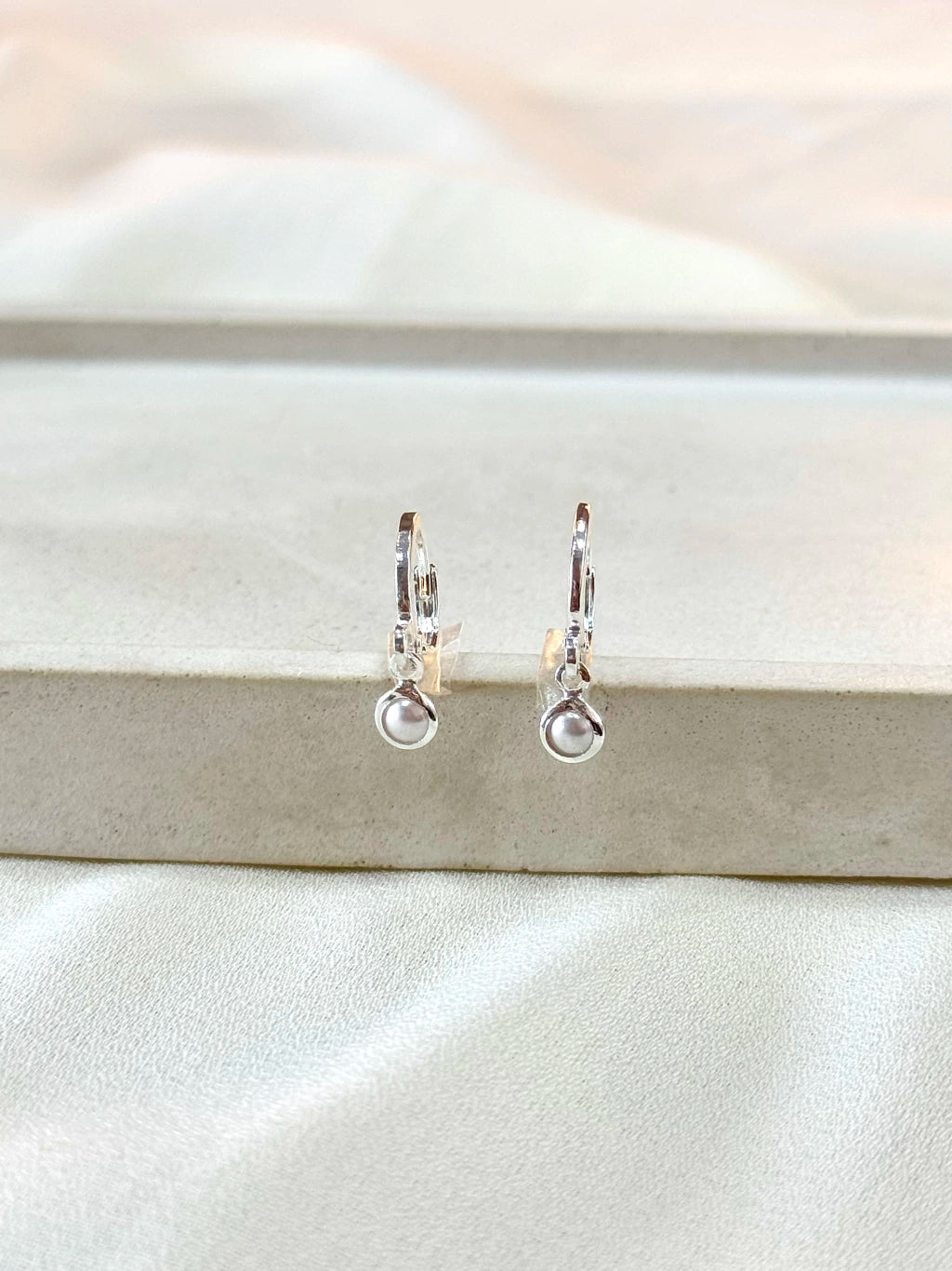 Argola pingente pérola 4mm