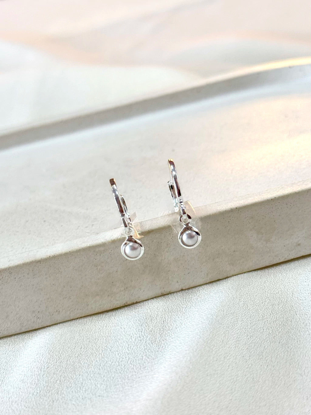 Argola pingente pérola 4mm