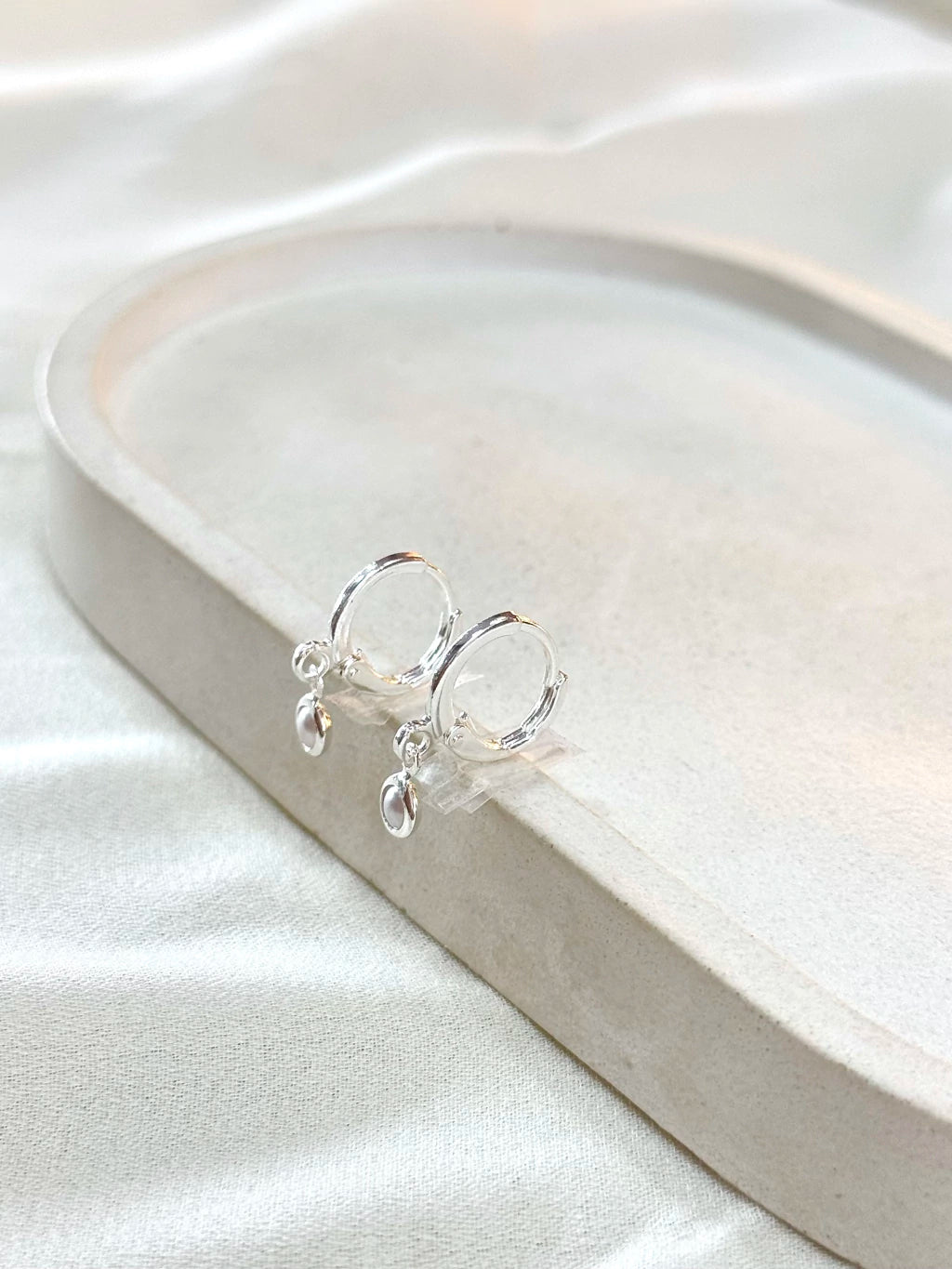 Argola pingente pérola 4mm
