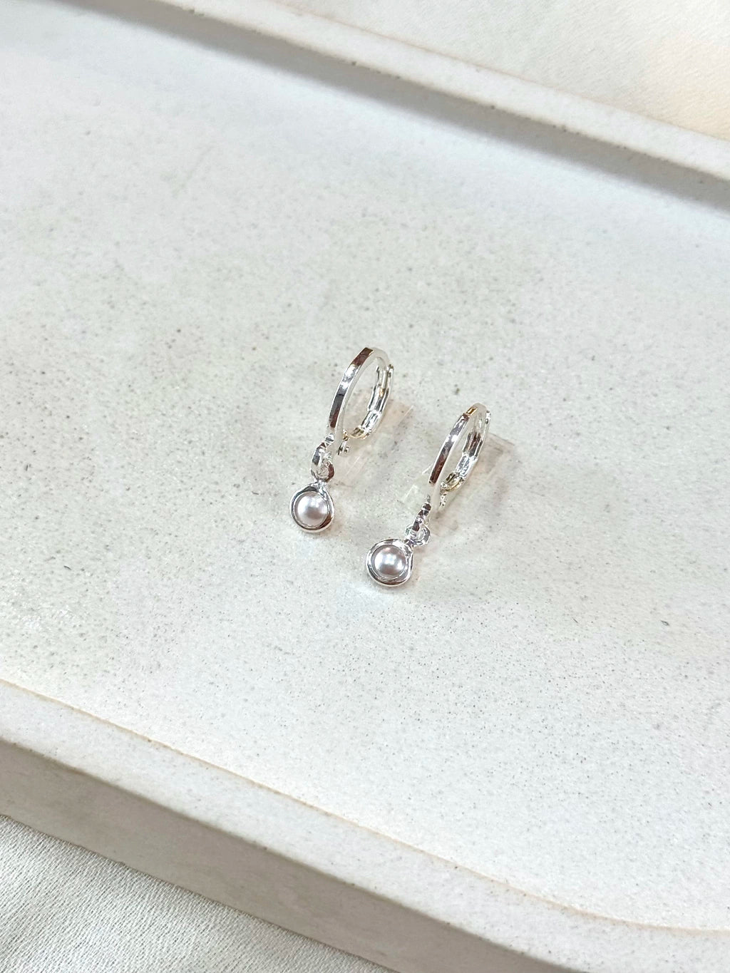 Argola pingente pérola 4mm