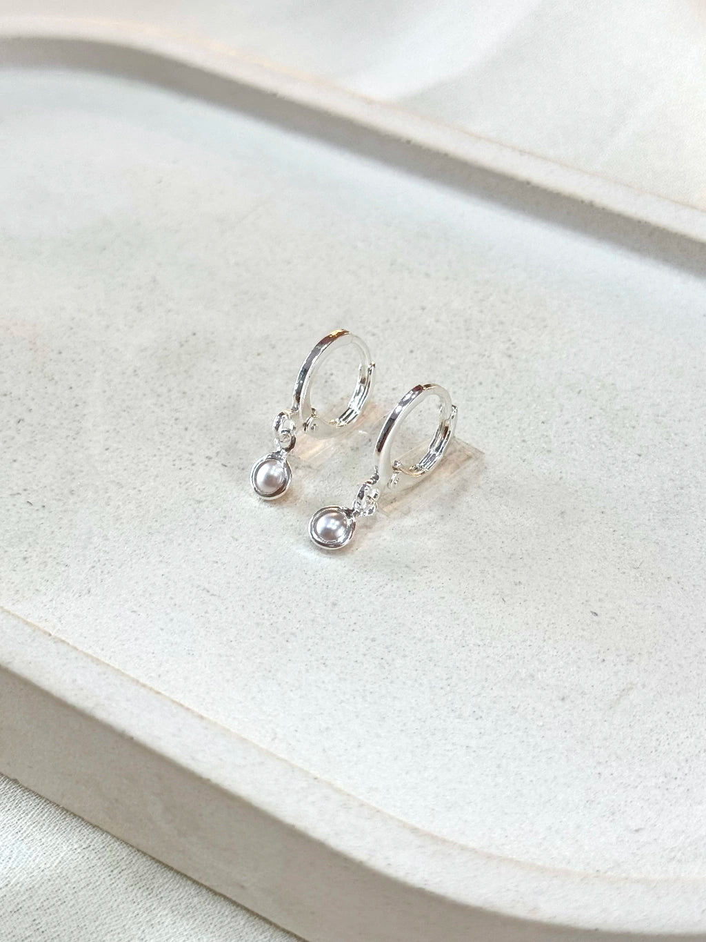 Argola pingente pérola 4mm