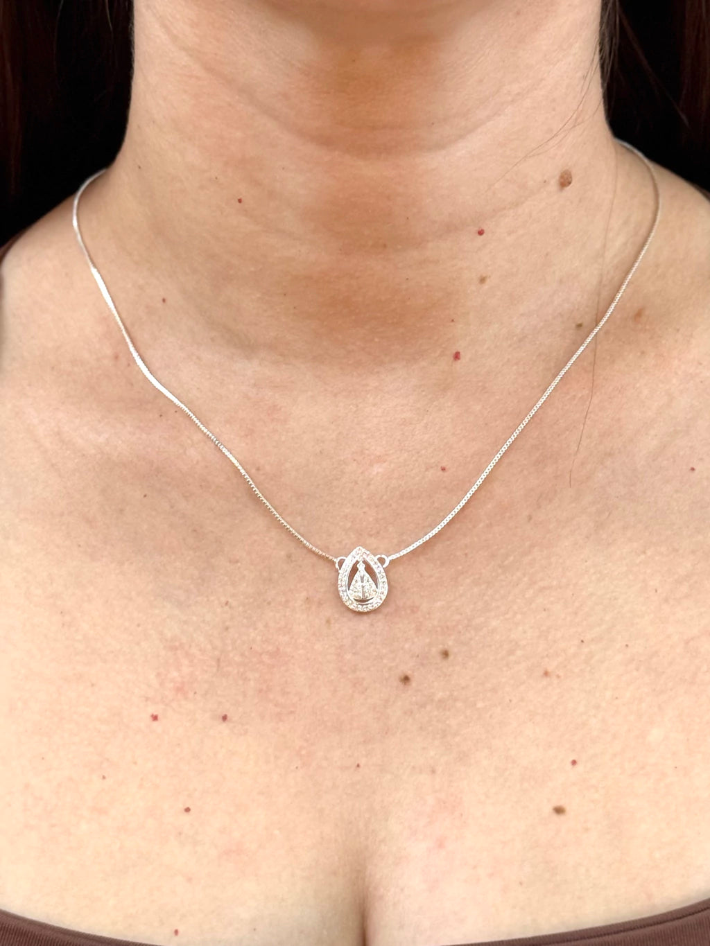 Colar gota Nossa Senhora Aparecida cravejada