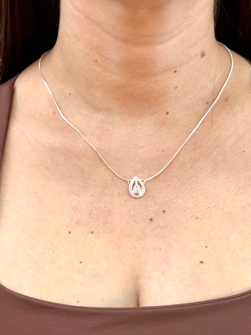 Colar gota Nossa Senhora Aparecida cravejada