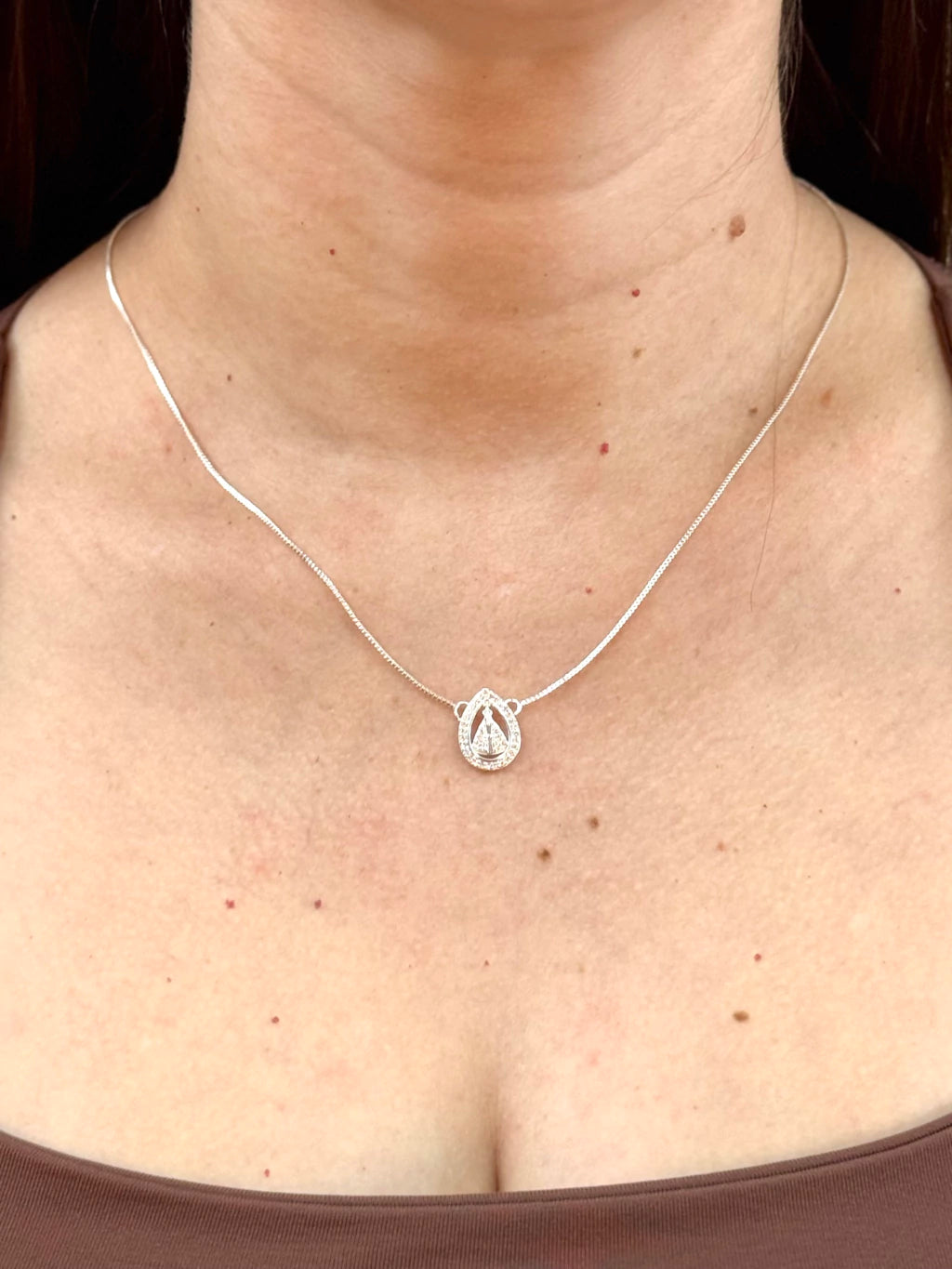 Colar gota Nossa Senhora Aparecida cravejada