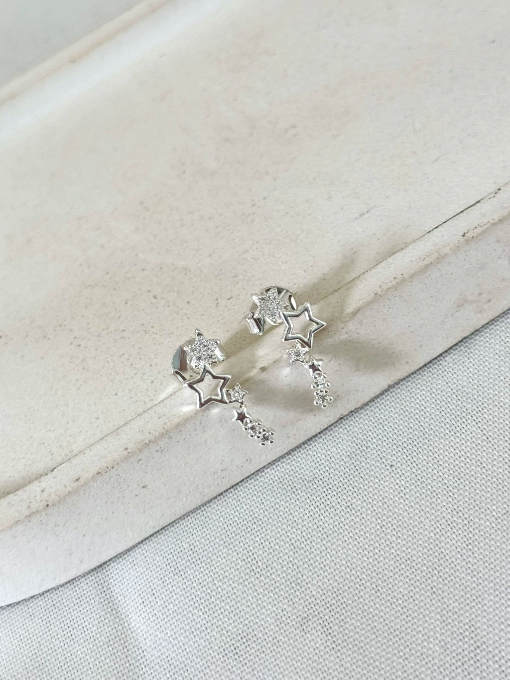 Brinco ear cuff estrelas cravejadas e lisas