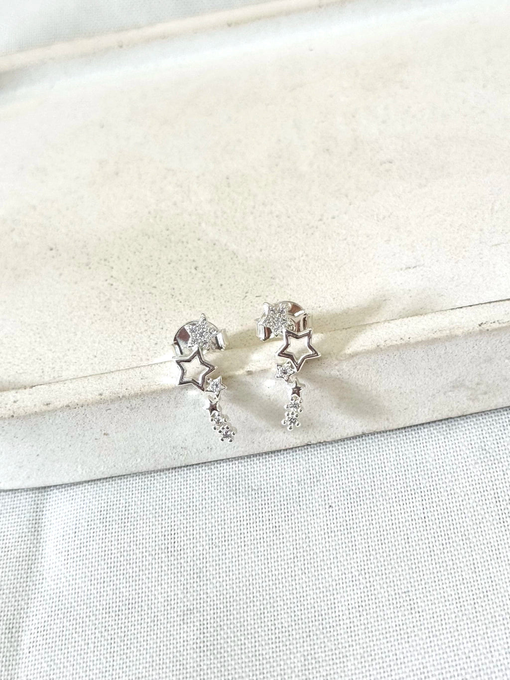 Brinco ear cuff estrelas cravejadas e lisas