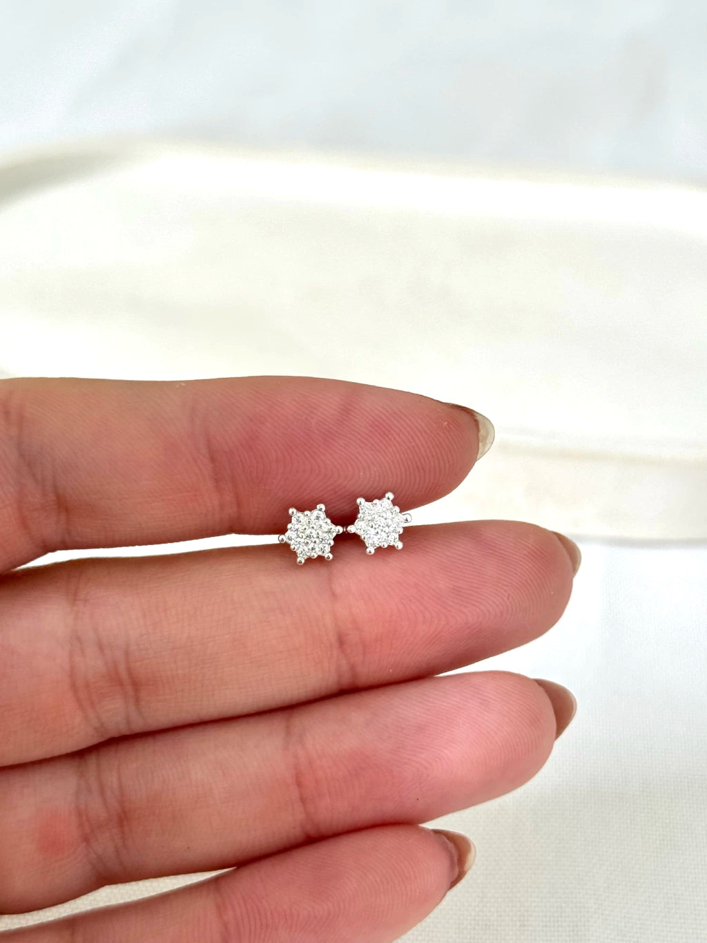 Brinco flor cravejada