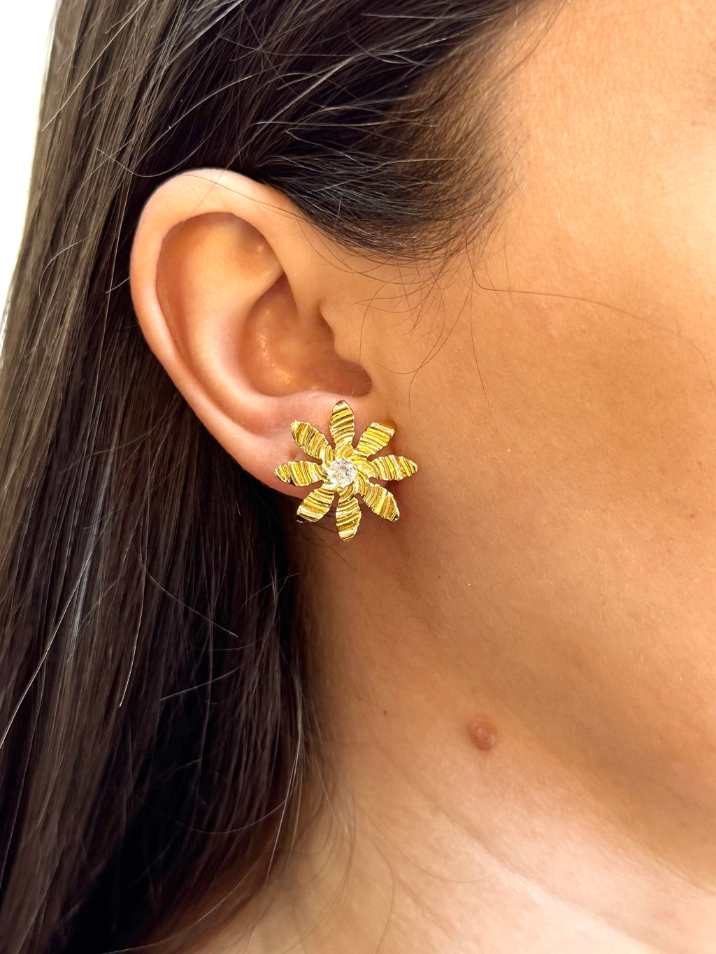 Brinco flor com pétalas detalhadas