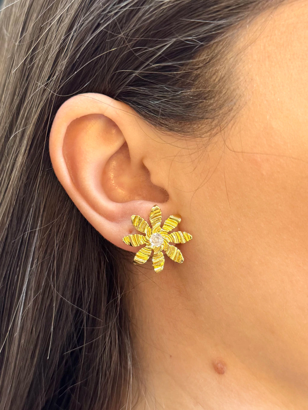 Brinco flor com pétalas detalhadas