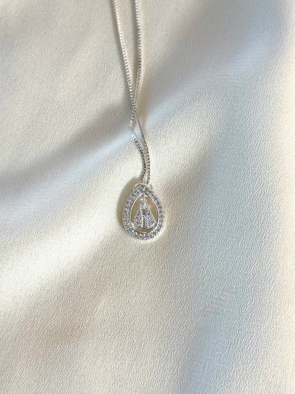 Colar gota Nossa Senhora Aparecida cravejada
