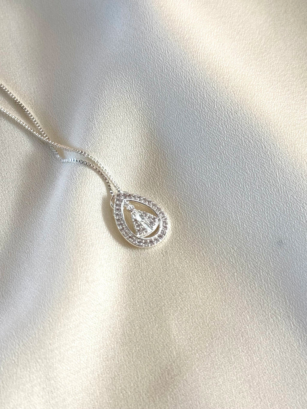 Colar gota Nossa Senhora Aparecida cravejada