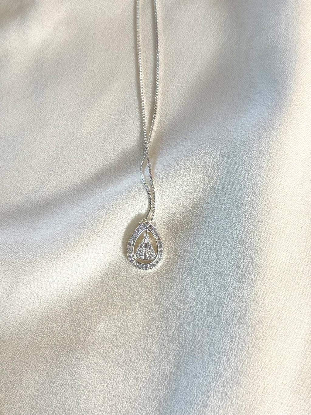 Colar gota Nossa Senhora Aparecida cravejada
