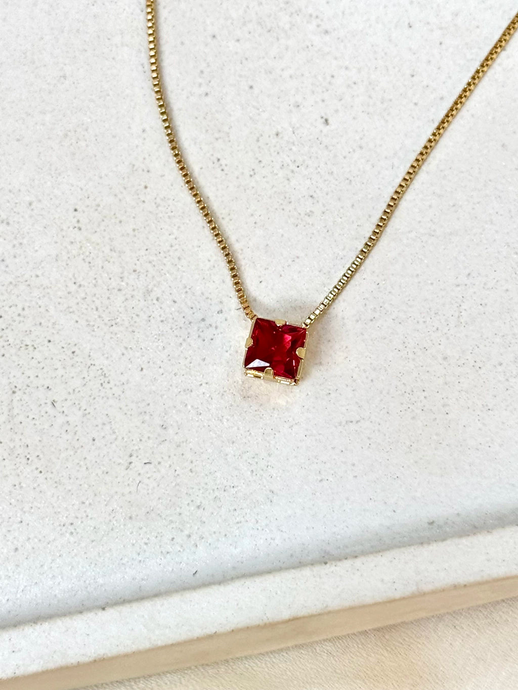 Colar com zircônia quadrada vermelha