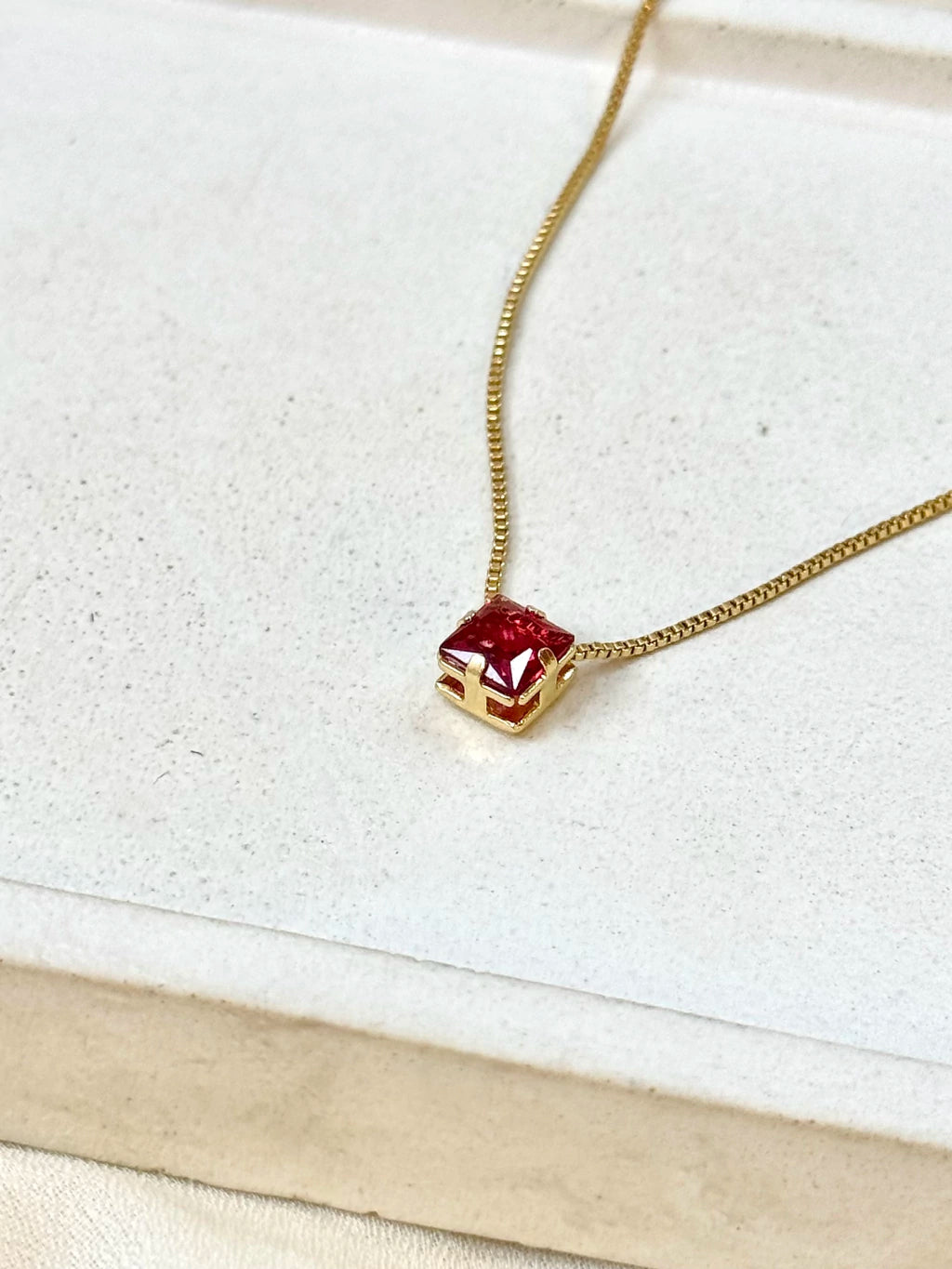 Colar com zircônia quadrada vermelha