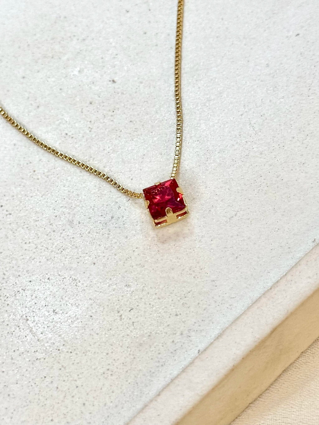 Colar com zircônia quadrada vermelha