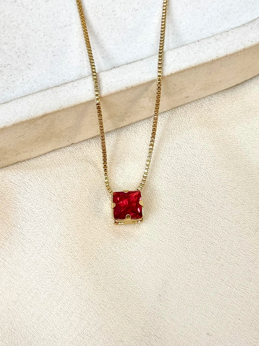Colar com zircônia quadrada vermelha