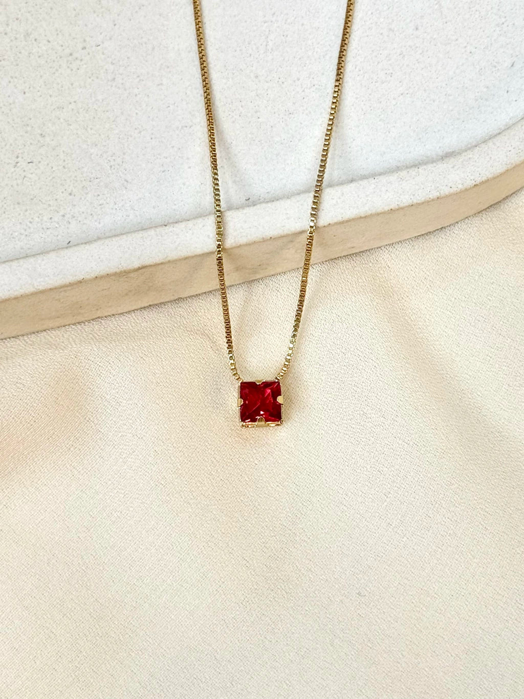 Colar com zircônia quadrada vermelha