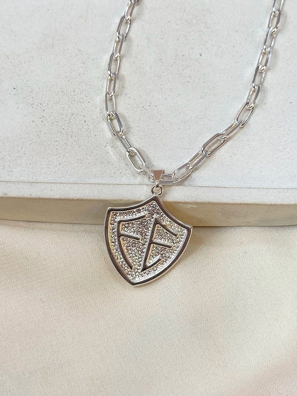 Pingente masculino escudo da fé