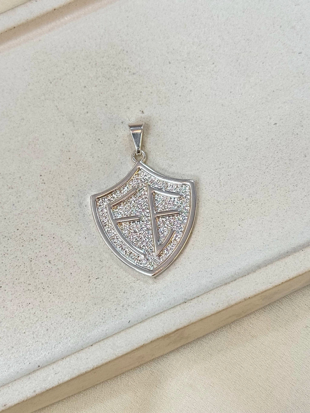 Pingente masculino escudo da fé