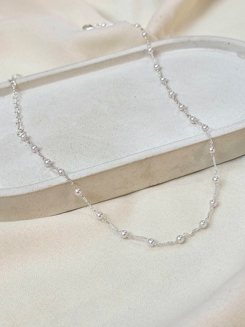 Choker mini pérolas
