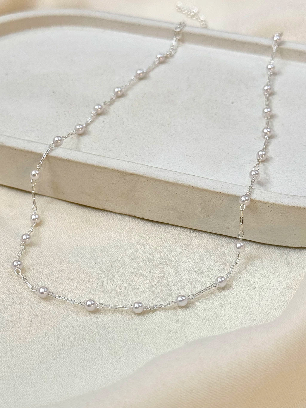 Choker mini pérolas