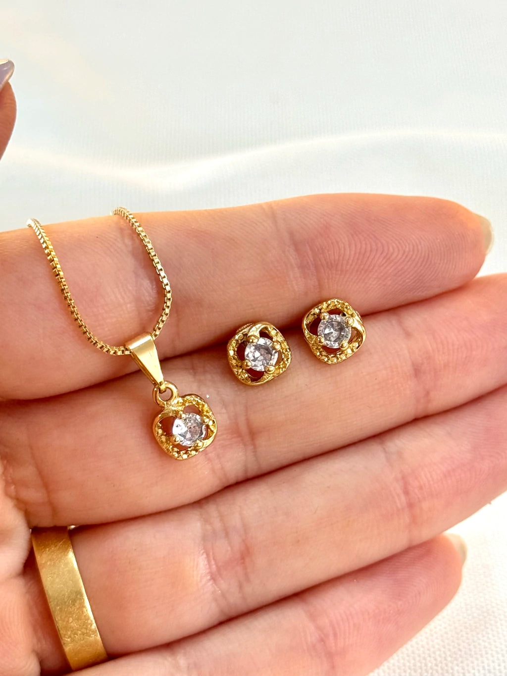 Conjunto trabalhado uma pedra