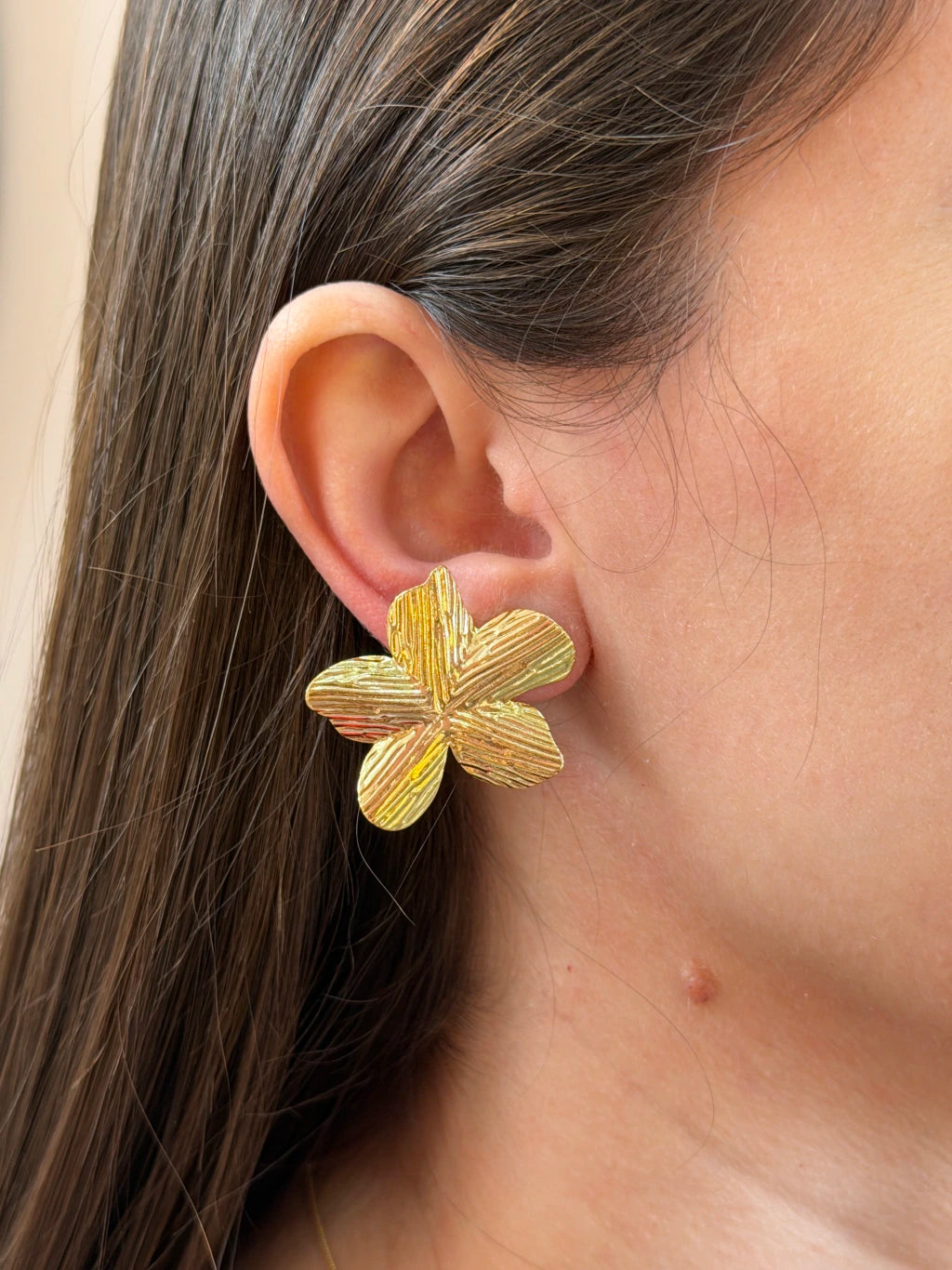 Brinco flor grande